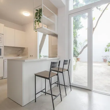 2br Townhouse In Centre *