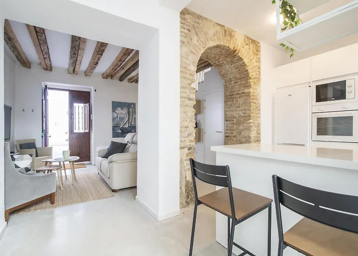 2br Townhouse In Centre