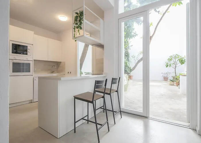 2br Townhouse In Centre *